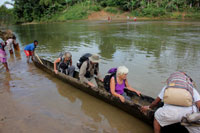 Oversteek van de Rianila m.b.v. een pirogue