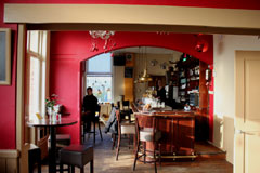 Interieur van het cafe in het station