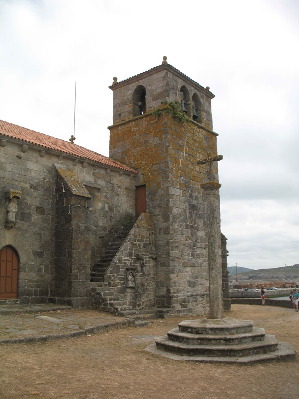 Kerk langs haven promenade