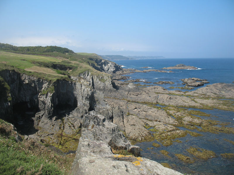 Kliffen voorbij Puerto de Vega