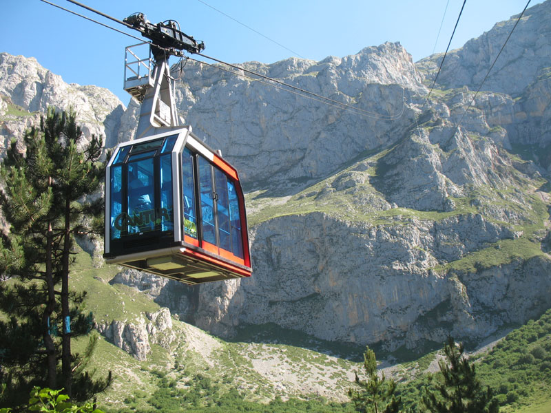 Aankomst van de cable car cabine bij het onderste station